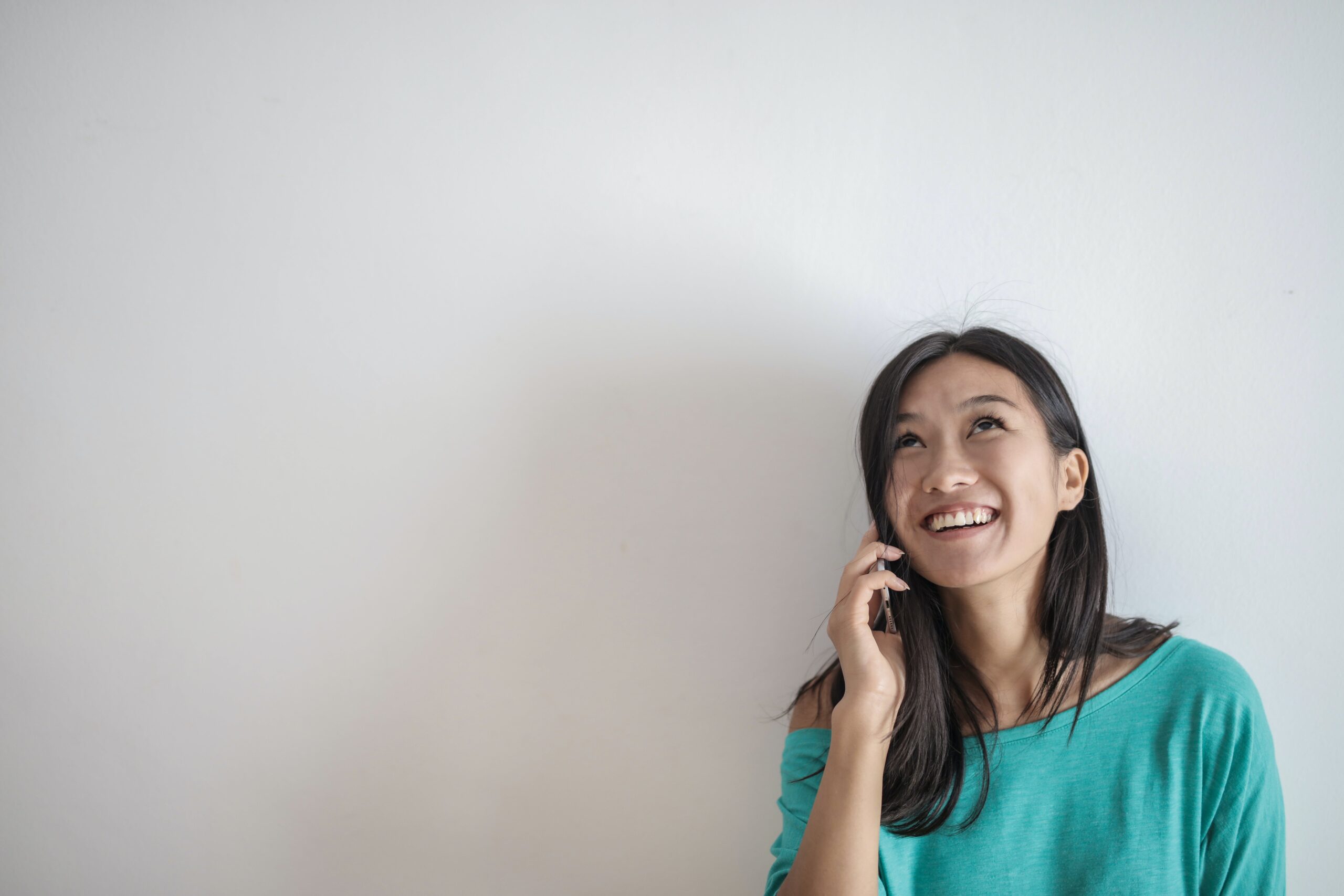 Foto di Andrea Piacquadio: https://www.pexels.com/it-it/foto/foto-ritratto-di-donna-sorridente-in-un-top-verde-acqua-parlando-al-telefono-3764486/